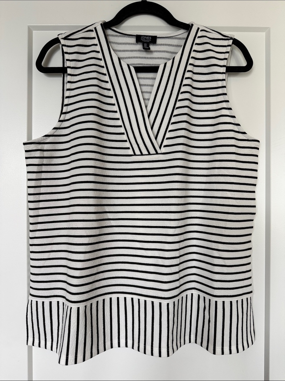 Jones New York Black and White Striped V-Notch Sleeveless Tank